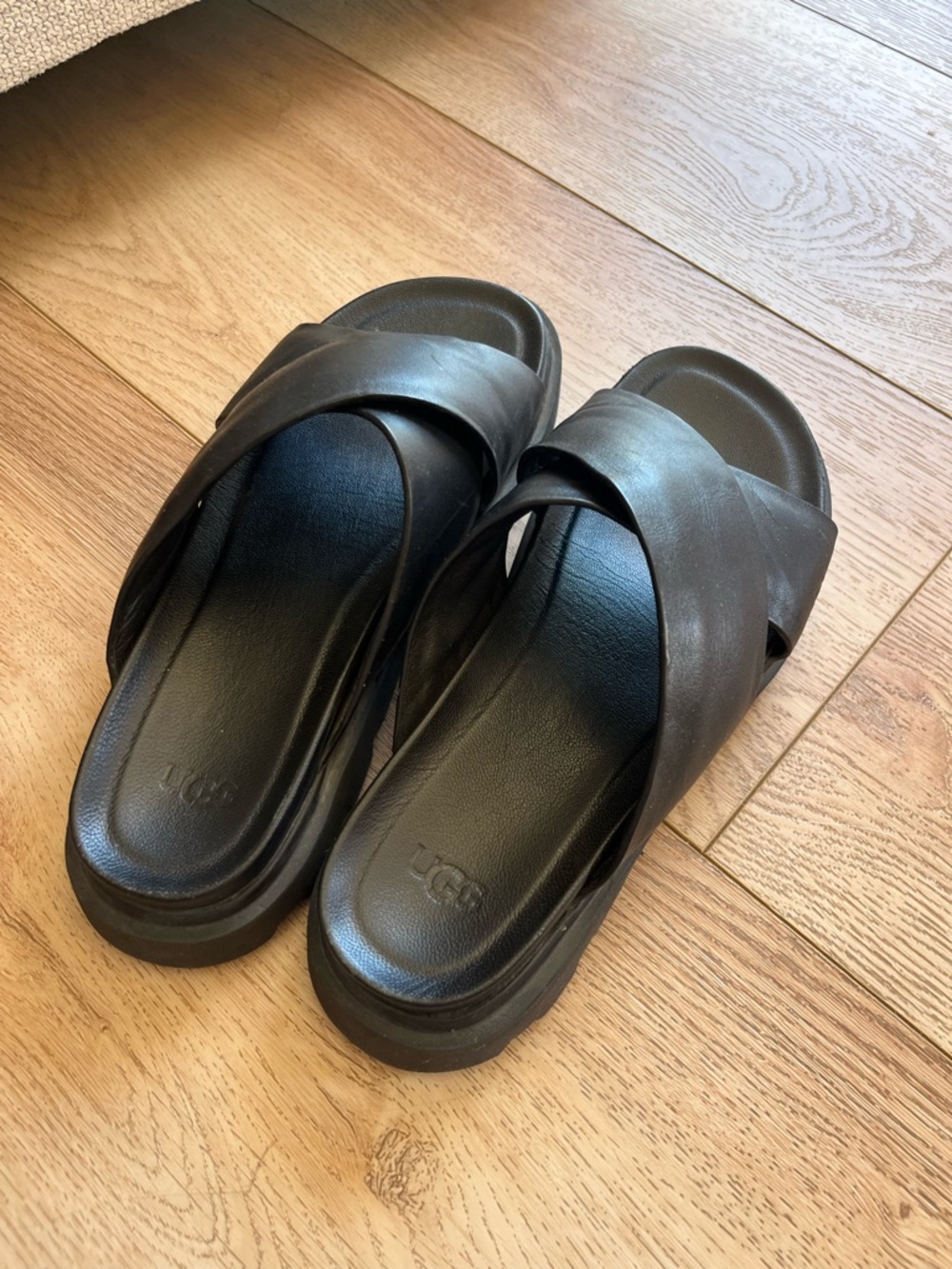 UGG Size 9 Black Crisscross Leather Slide - Picture 4 of 7